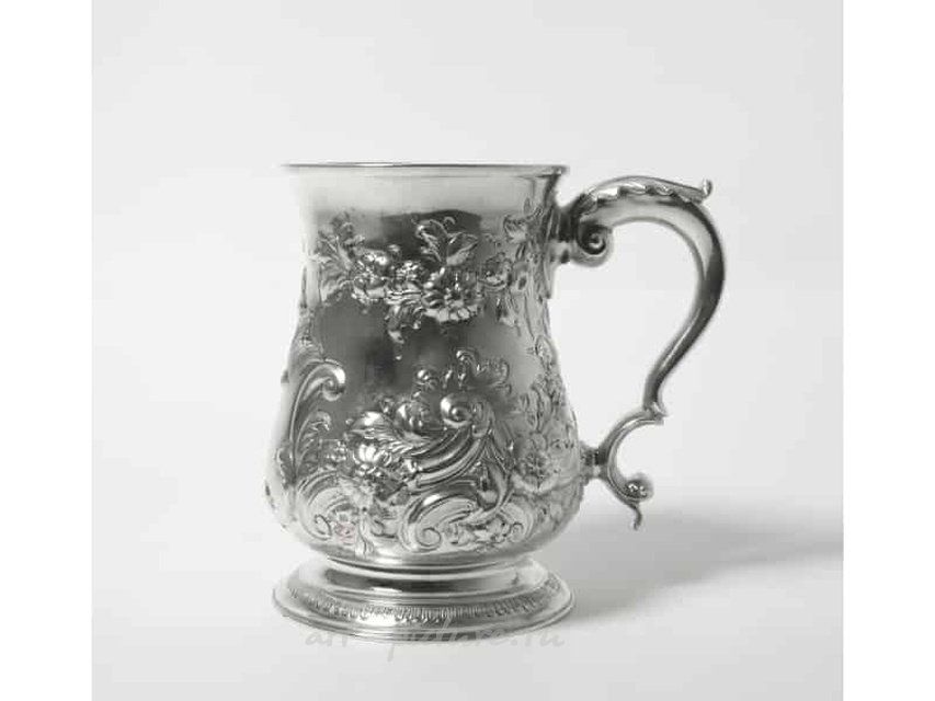 Серебряная кружка, богато декорированная флористическим узором. Англия, Лондон, 1760 год.