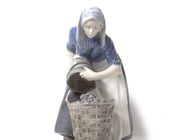 Девушка, собирающая картошку. Дания, г. Копенгаген, Royal Copenhagen