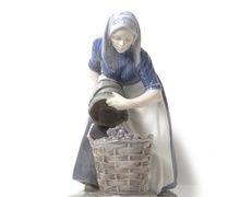 Девушка, собирающая картошку. Дания, г. Копенгаген, Royal Copenhagen