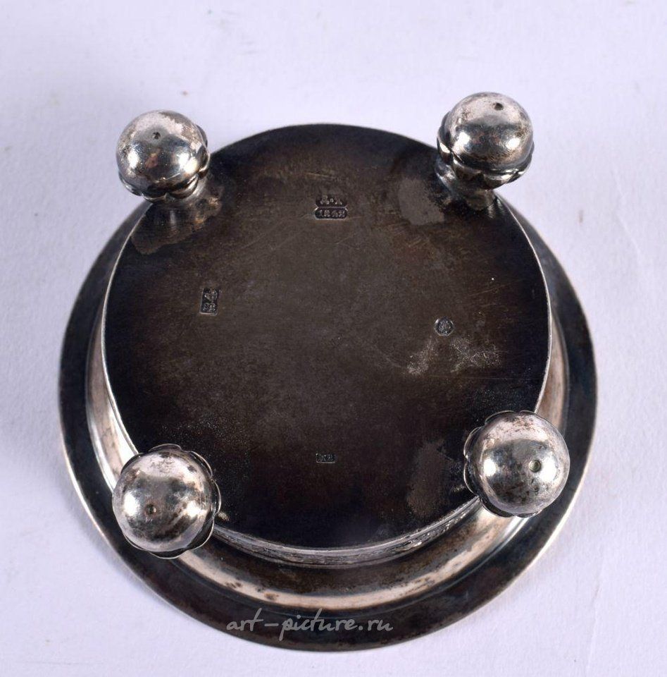 Русское серебро , Русская серебряная солонка XIX века. 84,5 грамма. Ширина 7,75 см...