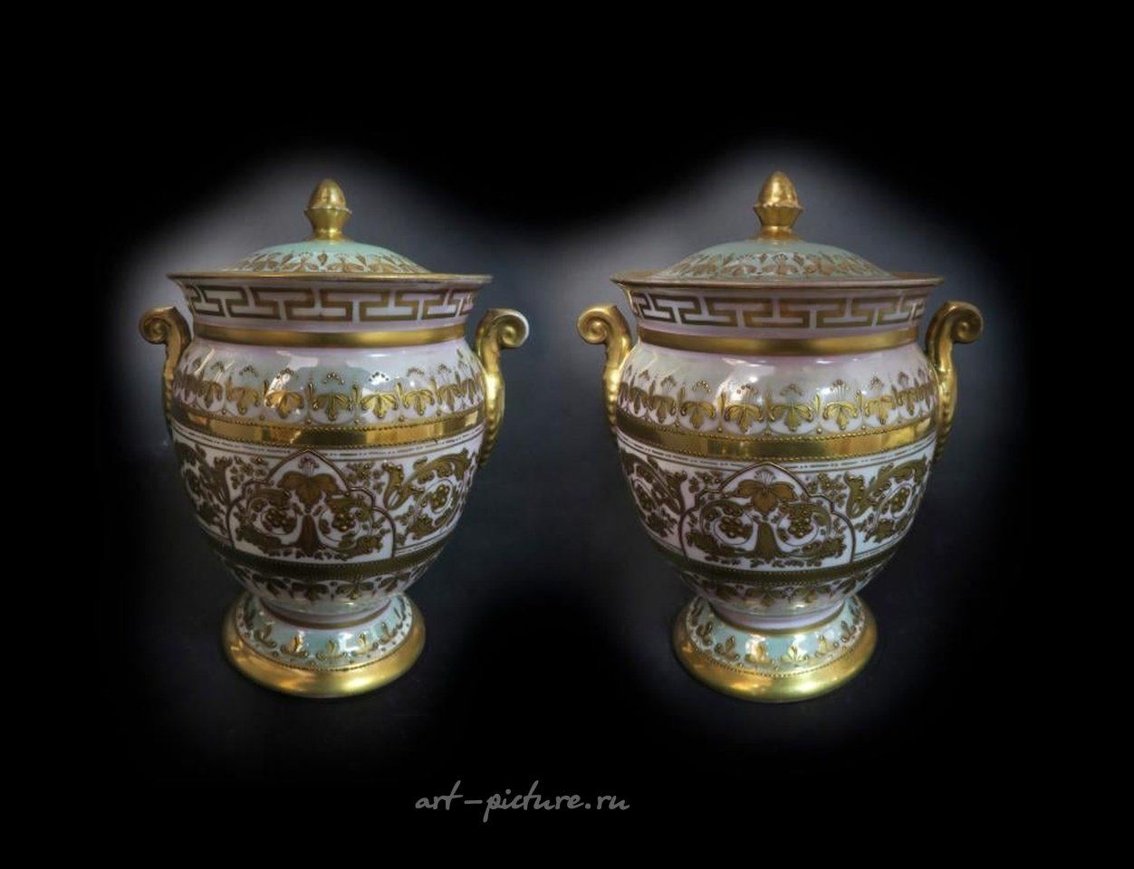 Royal Vienna , Фарфоровые вазы с иридесцентной живописью Вены XIX века