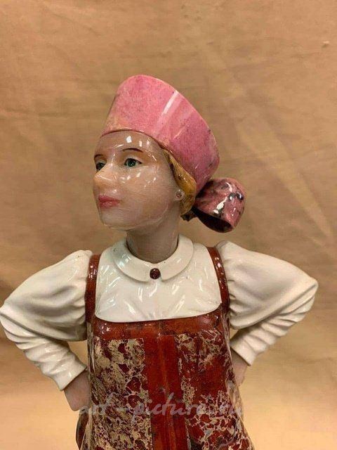 Авторская скульптура из камня "Барыня" (h=35 см, цветные камни)