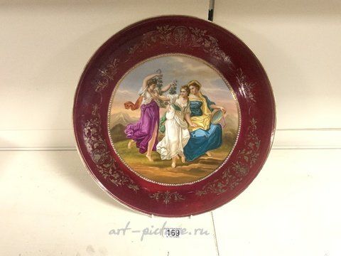 Royal Vienna, Фарфоровая тарелка Венского завода с девушками и путти, диаметр 40 см.