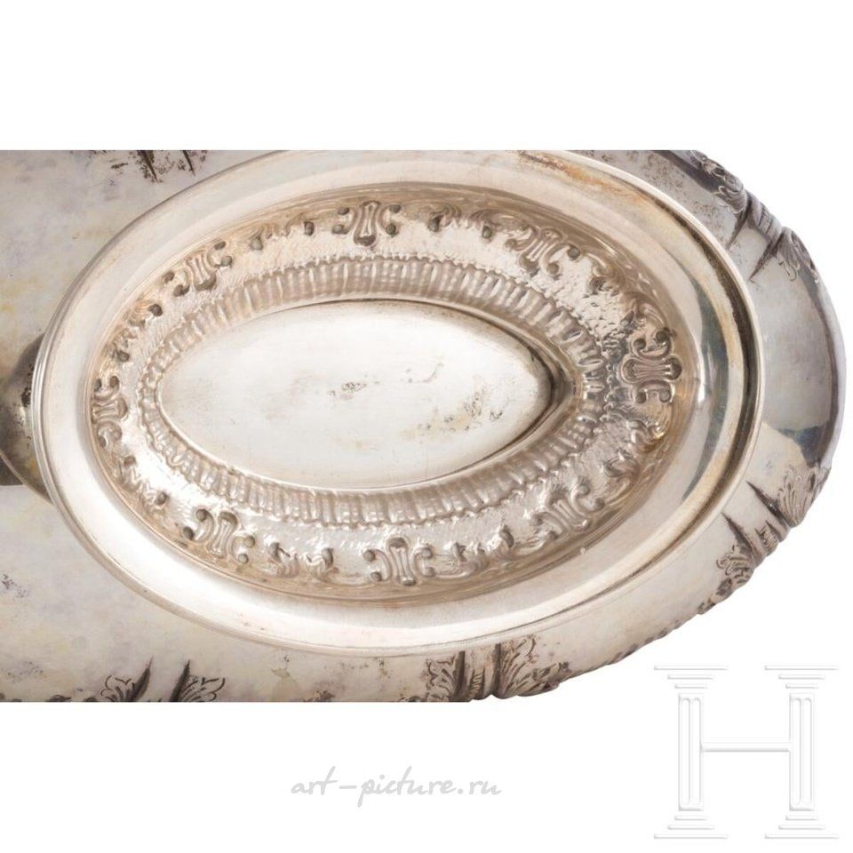Russian silver , Oval body and feet with embossed rocailles