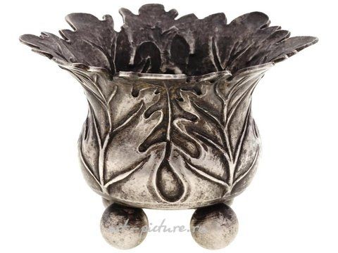 Русское серебро, Подсвечник из серебра с рельефным дизайном листьев дуба