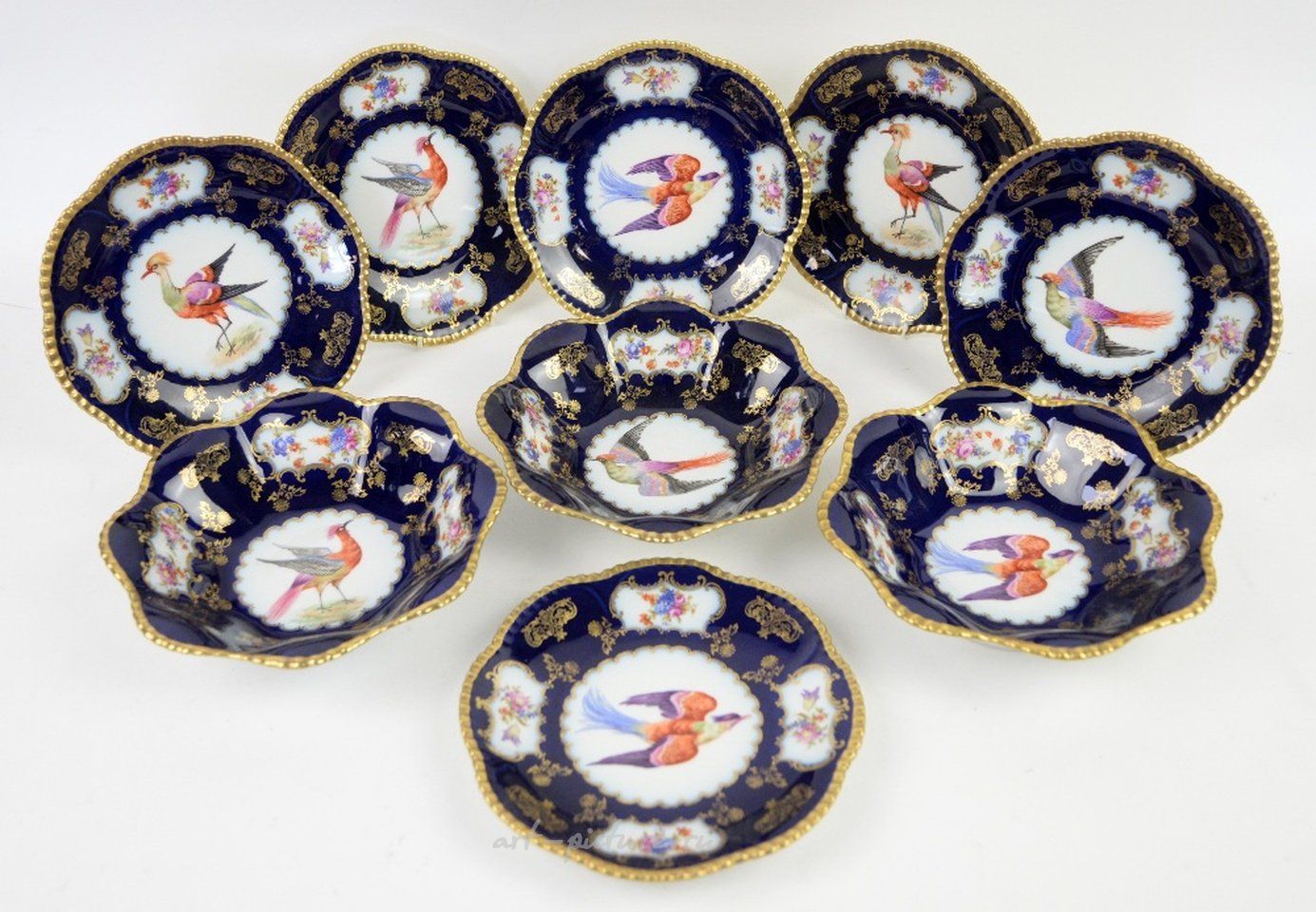 Royal Vienna , Фарфоровая посуда Royal Crown Derby Avesbury с узором птиц на кобальтовом фоне
