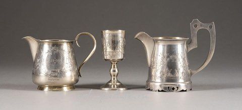Русское серебро, ДВА СЕРЕБРЯНЫХ КУВШИНА ДЛЯ СЛИВОК И СТОПКА ДЛЯ ВОДКИ