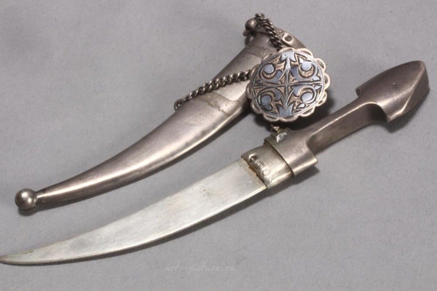 Русское серебро , Серебряная брошь с кавказским кинжалом.