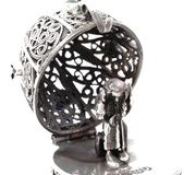 Серебряный яйцевидный сундук с львиной фигурой в русском стиле