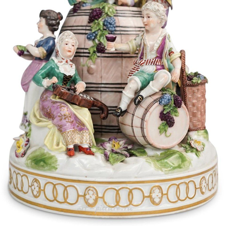 Royal Vienna , Антикварная скульптурная композиция Роял Вена с винной бочкой и танцующими фигурами