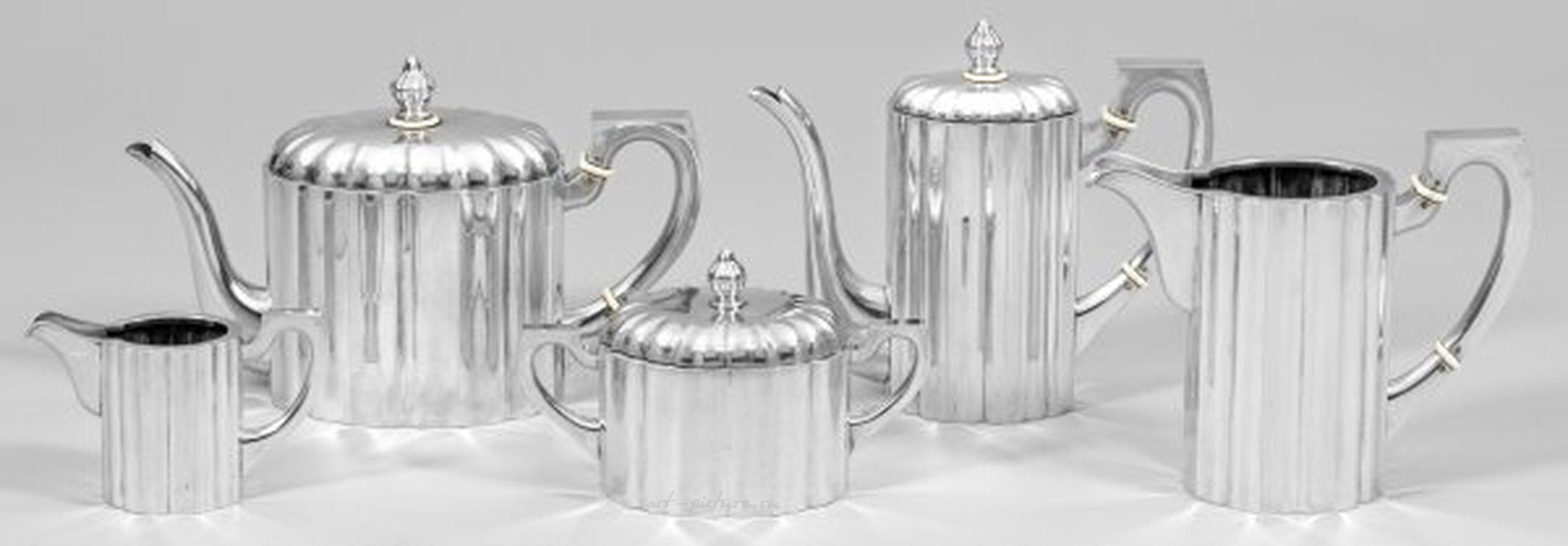 Элегантный венский сервиз в стиле ар-деко из серебра.