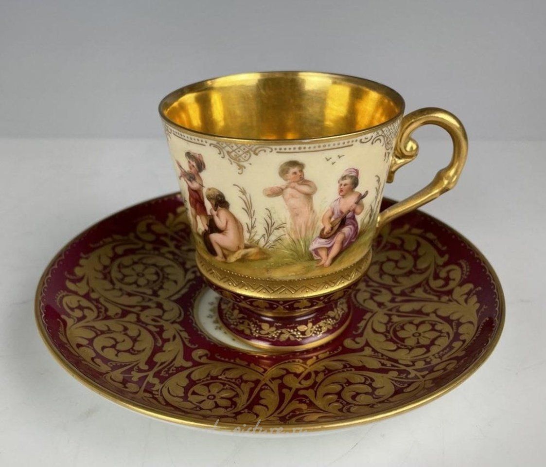 Royal Vienna , Фарфоровая чашка и блюдце "Royal Vienna" 19 века в отличном состоянии. Оценка: $800-1.000.