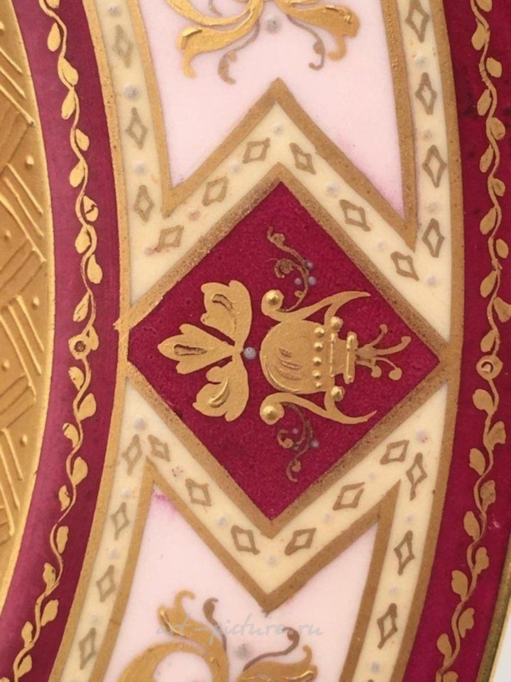 Royal Vienna , Фарфоровая тарелка Royal Vienna с изображением женщины и ребенка в саду
