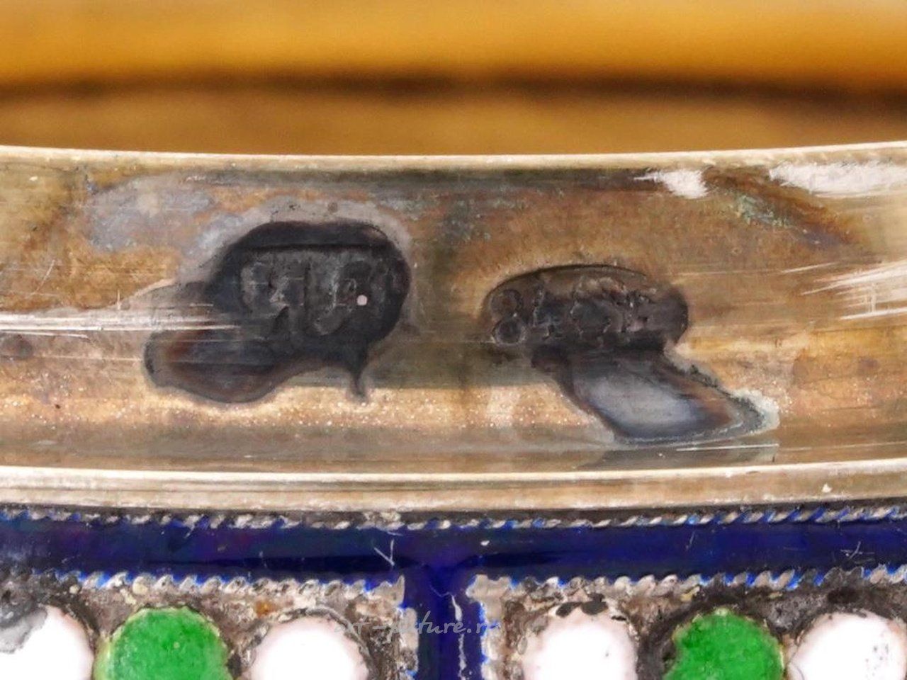 Русское серебро , Русская серебряная яйцевидная шкатулка с эмалью в технике клоизонне