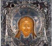 Маленькая икона с изображением Мандилиона в серебряном окладе.