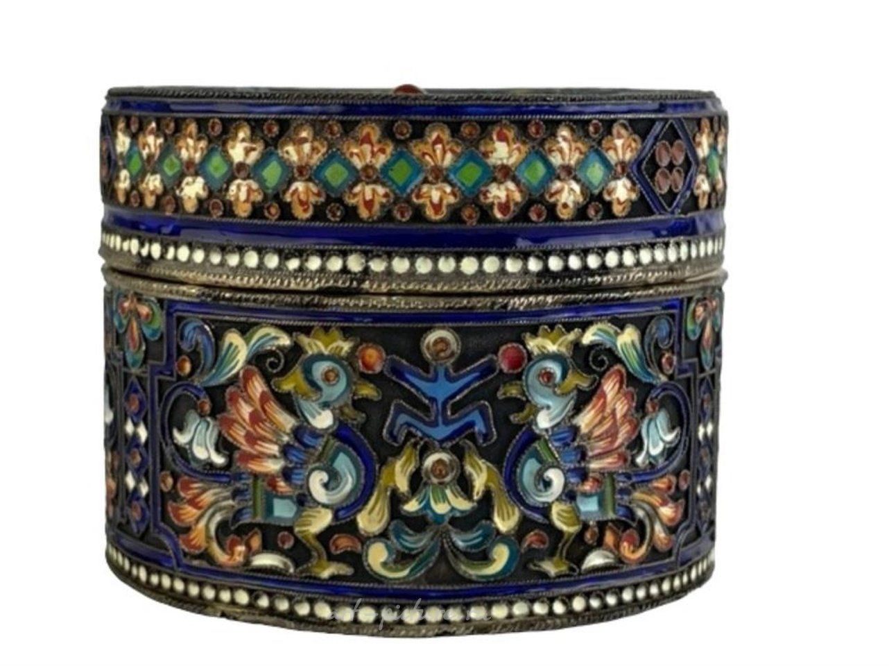 Русское серебро , Антикварная русская серебряная коробка с эмалью в форме круга.