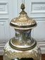 Фарфоровая урна Вены XIX века с портретом юной красоты и золотым украшением