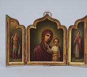 Русская православная икона в трехстворчатом золоченом серебре, XIX век.