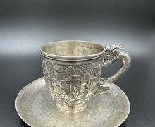 Китайская серебряная экспортная кружка с блюдцем, ручкой в виде дракона и щитом. 19 век.