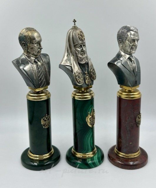 Серебряные бюсты Путин В.В., Медведев Д.А., Патриарх Кирилл на пьедесталах