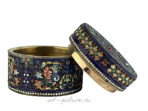 Русское серебро, Антикварная русская серебряная коробка с  эмалью в форме круга.
