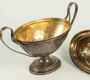 Сахарница с крышкой в стиле империи.
