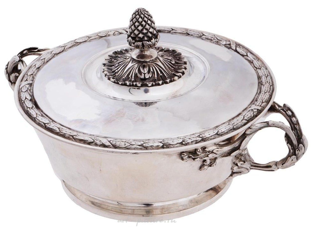 Русское серебро , Монументальная серебряная супница круглой формы