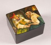 ДЕКОРАТИВНАЯ КОРОБКА ИЗ ПАПЬЕ-МАШЕ И ЛАКА ПОКАЗЫВАЕТ ЧИТАЮЩУЮ ДЕВОЧКУ