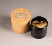 Зимняя тройка на коробке из папье-маше и лака