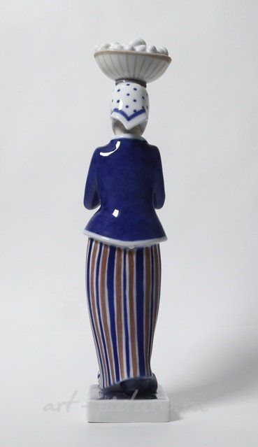 Женщина с корзиной яиц на голове. Дания, г. Копенгаген, Royal Copenhagen