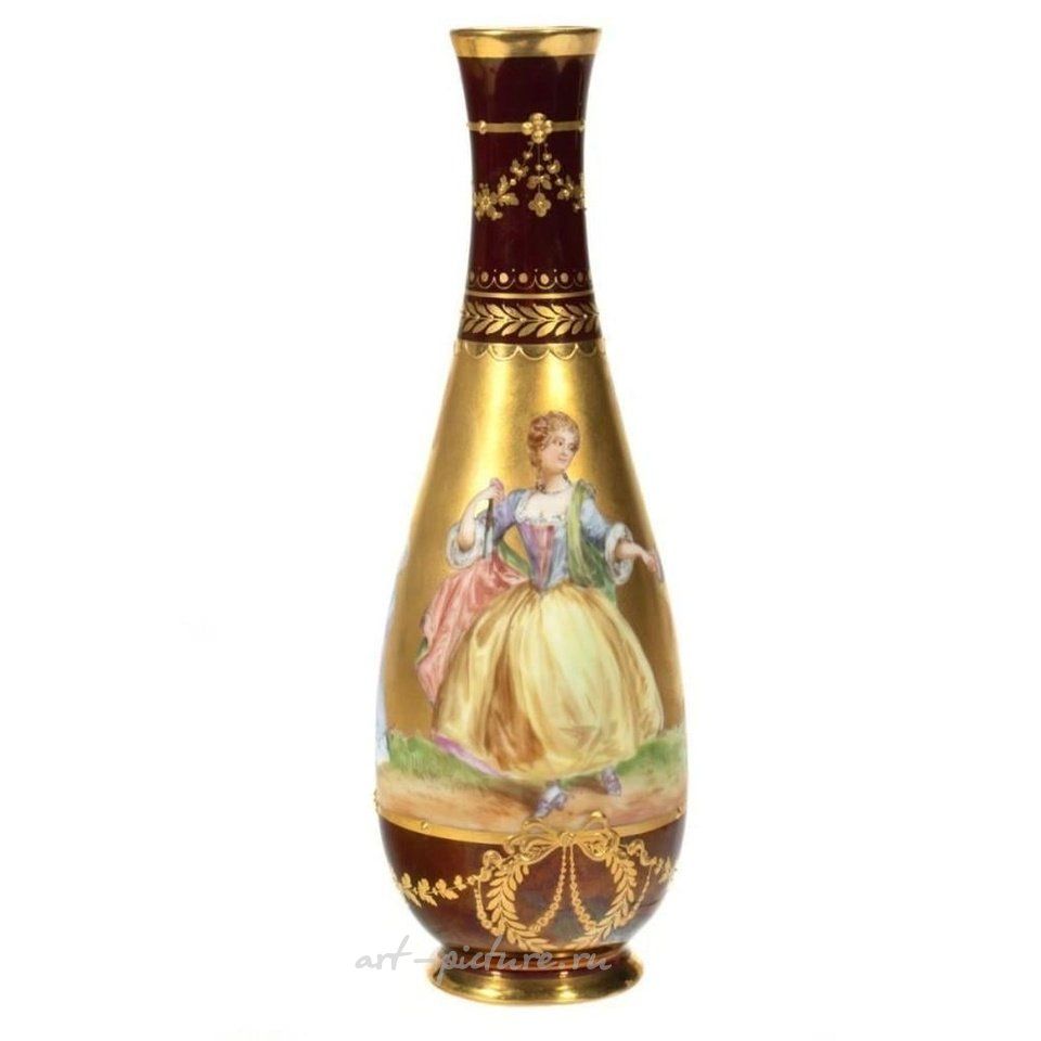 Royal Vienna , Фарфоровая ваза Decoro Tuscan в стиле 18-го века с позолоченными акцентами. Высота 19 см. Очень хорошее состояние.