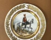 ФАРФОРОВАЯ ТАРЕЛКА С РУЧНОЙ РОСПИСЬЮ “ОБЕР-ОФИЦЕР ЛЕЙБ-ГВАРДЕЙСКОГО ГУСАРСКОГО ПОЛКА”
