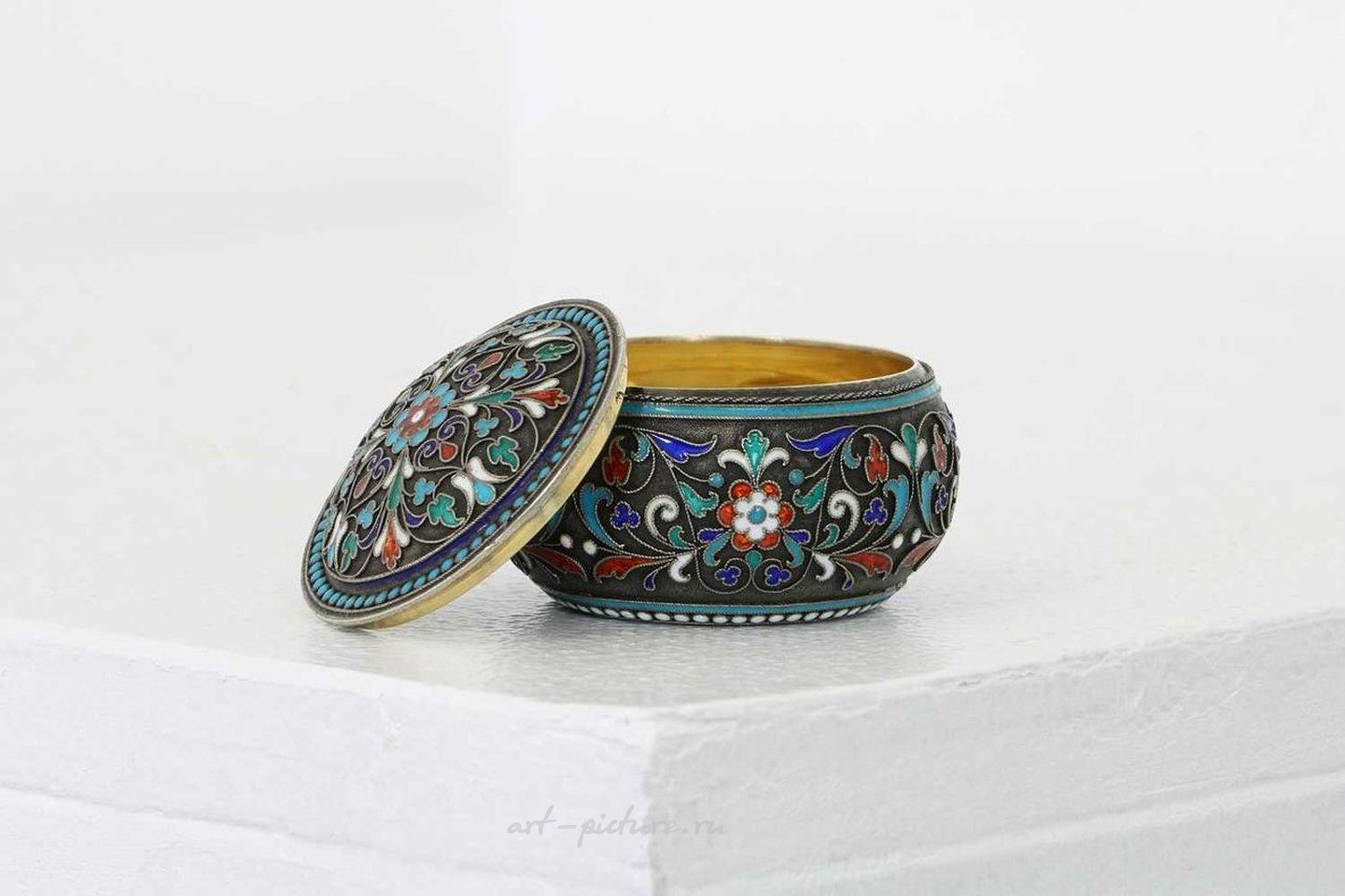 Русское серебро , Позолоченная и эмалевая шкатулка