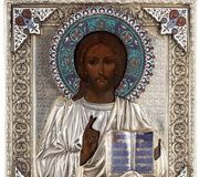 Икона, изображающая Христа с частично серебряной ризой...