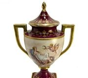 Роскошная вена Австрийская фарфоровая урна с росписью херувимов