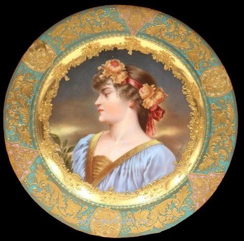Royal Vienna, Фарфоровая тарелка "Королевской Вены" с портретом, 1900 год. Оценка: $1,200-1,500.