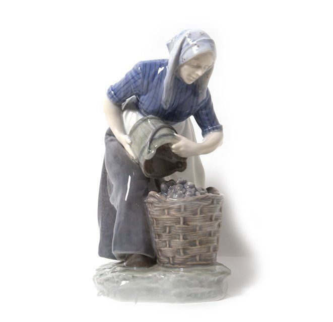Девушка, собирающая картошку. Дания, г. Копенгаген, Royal Copenhagen