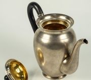 Фарфоровый кофейник съемной крышкой и деревянной ручкой. Фаберже.